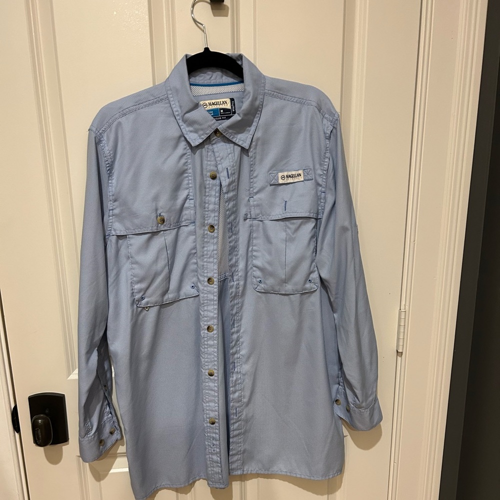 Magellan Outdoors men’s size medium fishing shirt. Performance Fabric -blue